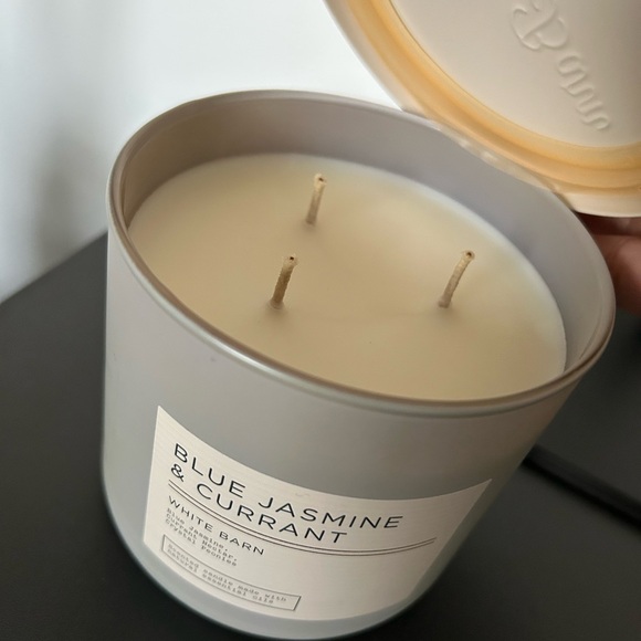 Bath and Body Works Blue Jasmine and Currant 3 wick candle - Picture 2 of 3
